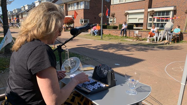 De hele straat doet mee met de buurtbingo (foto: Eva de Schipper).