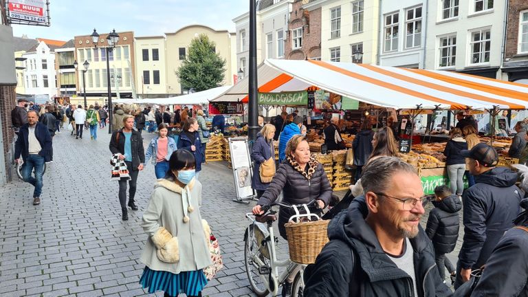 Met de weekmarkt door het centrum lijkt het af en toe druk