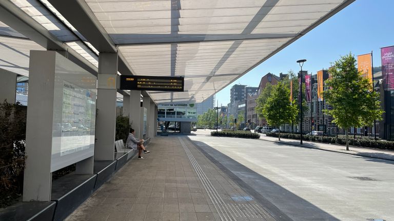 Het lege busstation in Tilburg op 14 mei (foto: René van Hoof).