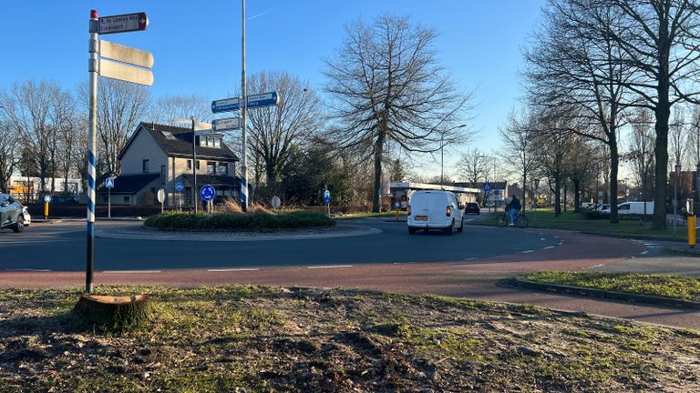 De gevaarlijke rotonde in Vught waar de Esscheweg en Vijverbosweg bij elkaar komen (foto: Megan Hanegraaf).