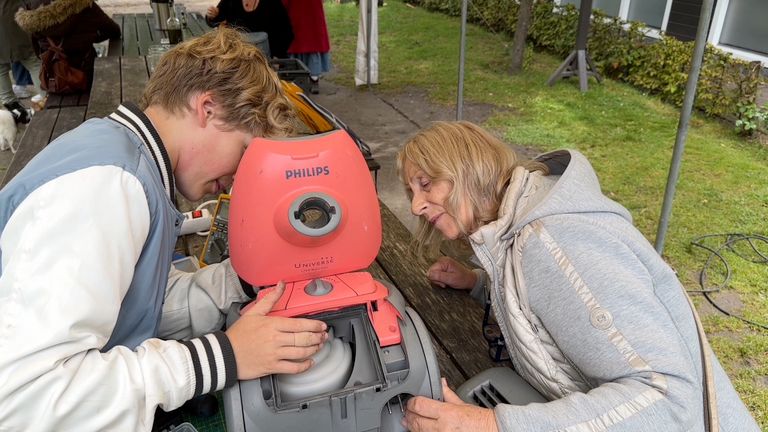 Rinke aan de slag met een stofzuiger (foto: Ronald Sträter).