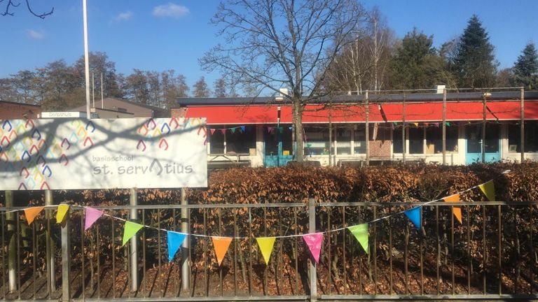 Ook bij de basisschool in Borkel en Schaft hangen vlaggetjes.