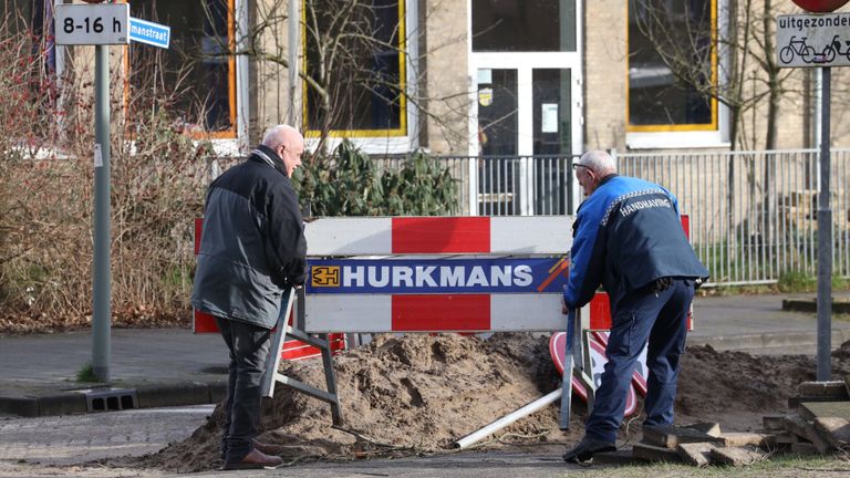 De plek van het lek wordt afgezet (foto: Sander van Gils/SQ Vision Mediaprodukties).