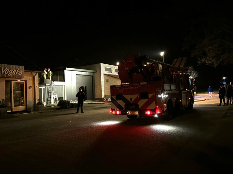 De brandweer had de brand bij de slagerij in Elsendorp weer snel onder controle (foto: Marco van den Broek/SQ Vision).