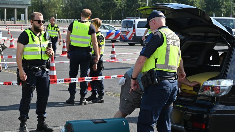 Er zijn veel agenten op de been (foto: Perry Roovers/SQ Vision).