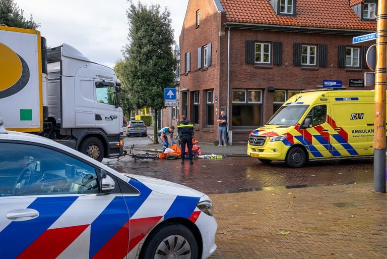 De aanrijding vond plaats op het Raadhuisplein in Drunen (foto: Iwan van Dun/SQ Vision).