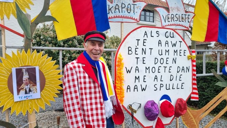 Martien Giebels in zijn versierde tuin (foto: Collin Beijk