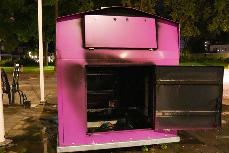 De containers aan het Nieuwveld in Helmond brandden allebei uit (foto: Harrie Grijseels/SQ Vision).