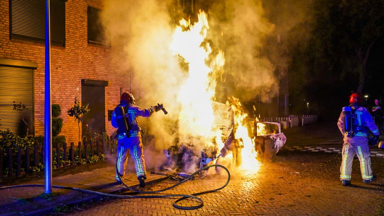 De brandweer bluste het vuur aan de Caspar Netscherstraat in Eindhoven (foto: Dave Hendriks/SQ  Vision).