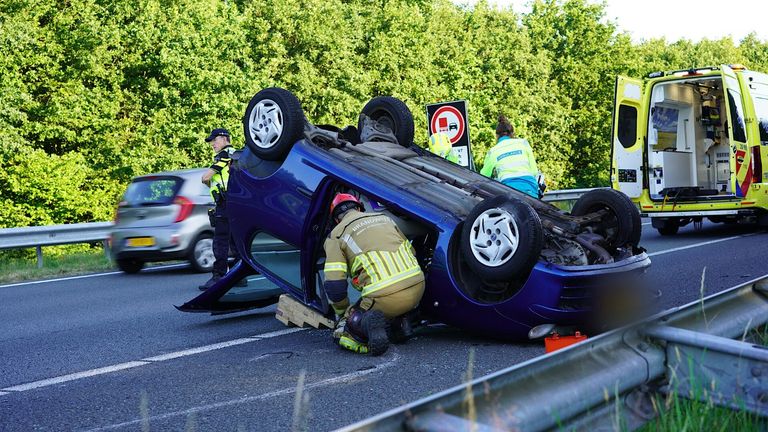 De auto sloeg bij Bavel over de kop (foto: Jeroen Stuve/SQ Vision).