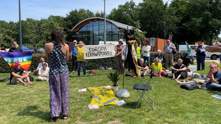 De groep demonstranten voor Vliegbasis Volkel (foto: Omroep Brabant).