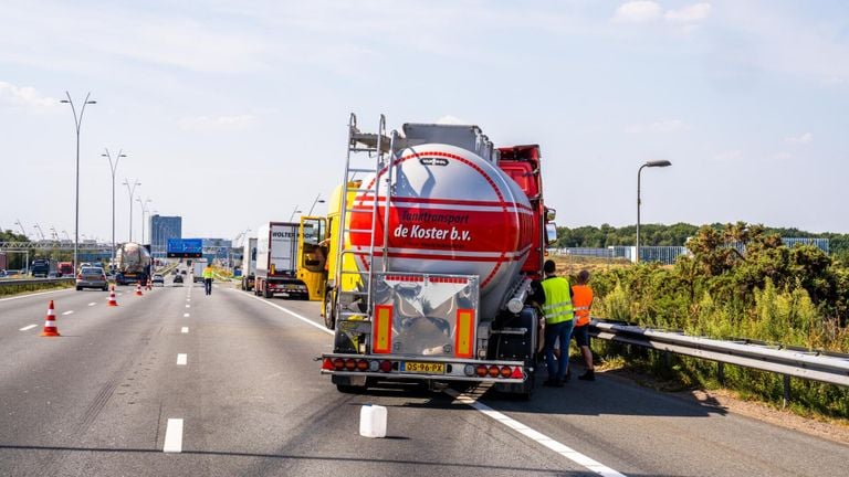 Door het ongeluk met twee vrachtwagens was de A2 even dicht (foto: Dave Hendriks/SQ Vision Mediaprodukties).