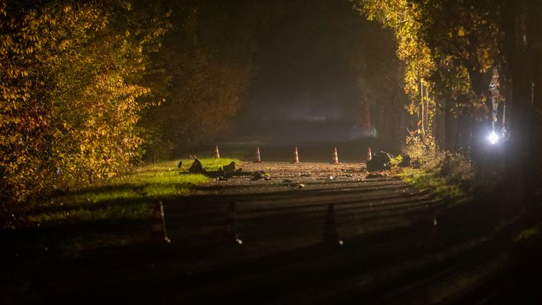 Brokstukken van de auto kwamen op de parallelweg terecht (foto: Christian Traets/SQ Vision).