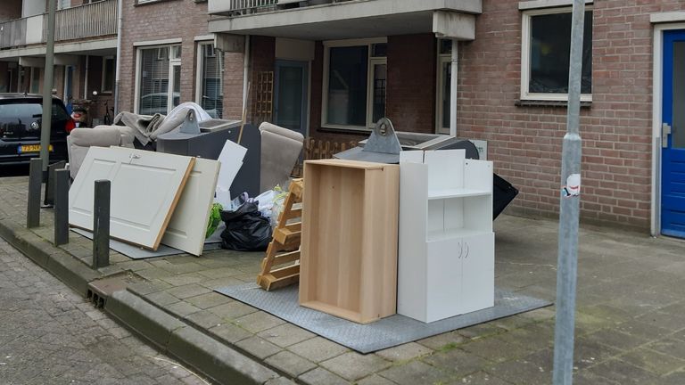 Ondanks veelvuldig klagen wordt volgens buurtbewoners 'niets aan het afval naast de containers gedaan' (foto: A. Vos).