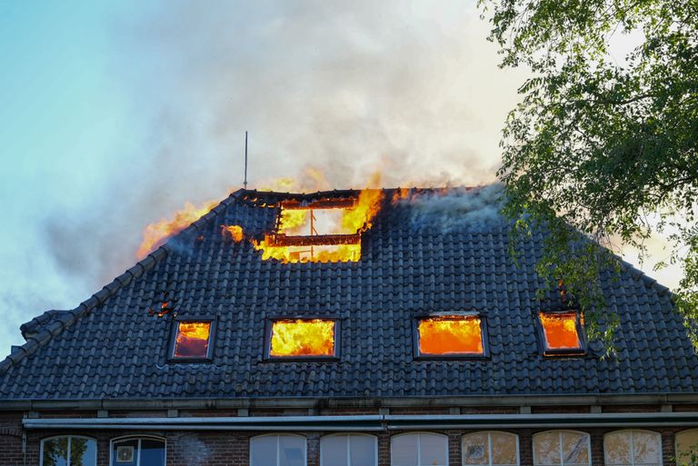 Het dak van het oude schoolgebouw staat in lichterlaaie (foto: Gabor Heeres/SQ Vision).