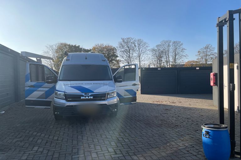 De bus van de Explosieven Opruimingsdienst Defensie bij de opslagboxen in Den Bosch (foto: Rene van Hoof).