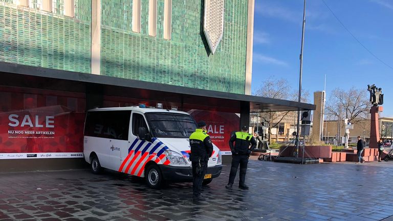 De politie is zondagochtend preventief aanwezig in het centrum van EIndhoven (foto: René van Hoof). 