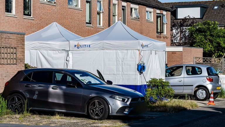 Witte tenten voor het huis waar de man werd neergeschoten (foto: SQ Vision).