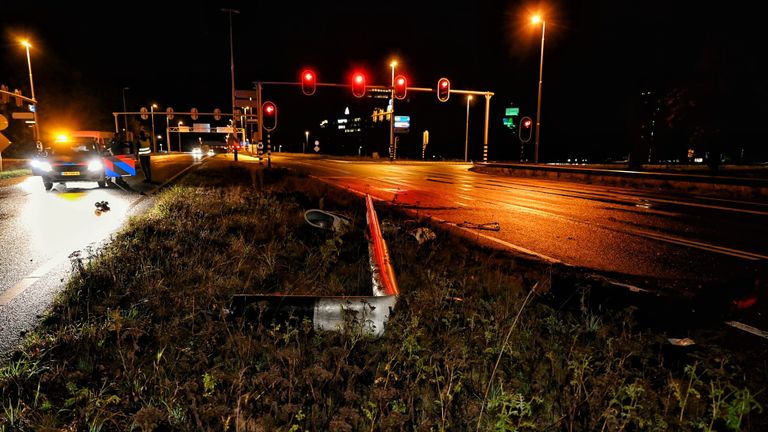 Bij het ongeluk in Tilburg werd ook een lantaarnpaal uit de grond gereden (foto: Toby de Kort/SQ Vision).