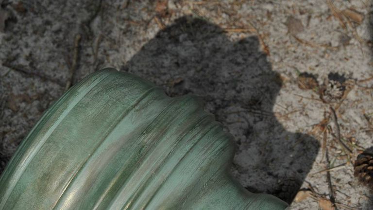 Twaalf urnen en een grafveld werden in 2012 gevonden in Veen 