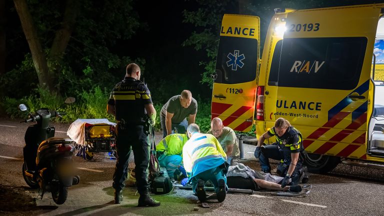 De scooterrijdster is behandeld en naar een ziekenhuis gebracht (foto: Iwan van Dun/SQ Vision).