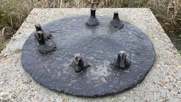 Alleen de pootjes van de katten staan nog op de sokkel 