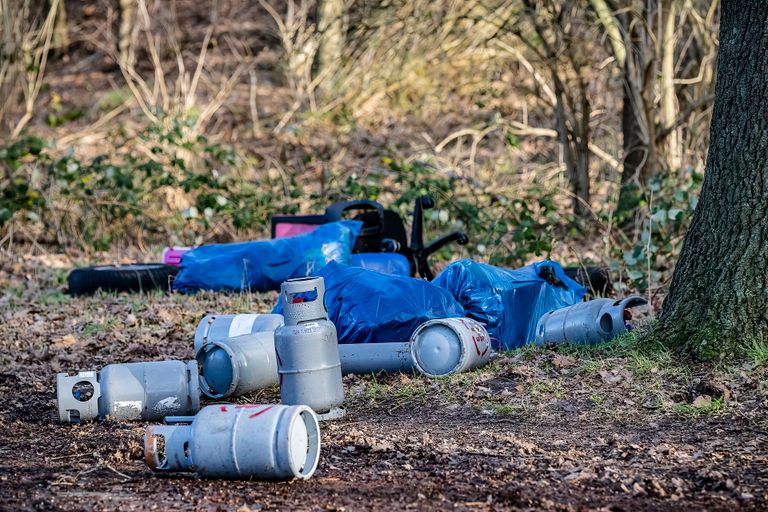 De gasflessen en zakken werden gevonden langs de Abcovenseweg in Tilburg (foto: Jack Brekelmans/SQ Vision).