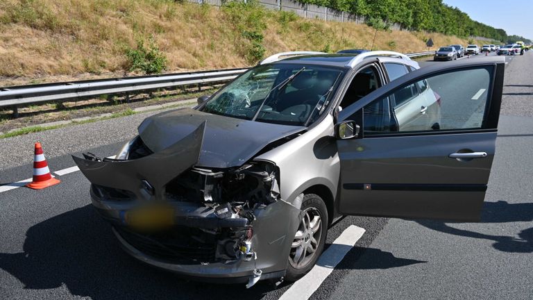 Twee auto's botsten op elkaar op de A58 bij Ulvenhout (foto: Tom van der Put/SQ Vision).