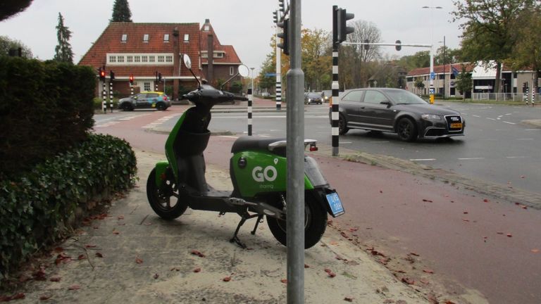 Van deze scooter op de Aalsterweg in Eindhoven had een rolstoelgebruiker overlast.  