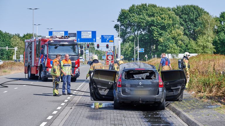 De brandweer kon weinig doen voor de auto (foto: Tom van der Put/SQ Vision Mediaprodukties).