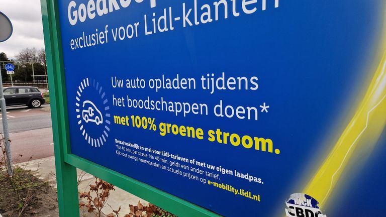 Bij deze Lidl-laadpalen loont het de kleine lettertjes te lezen (foto: Noël van Hooft).