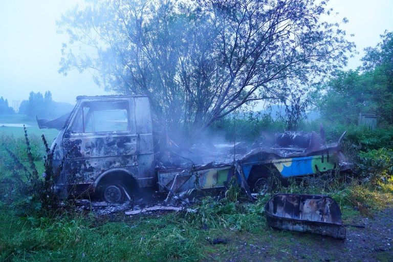 De brandweer kon niet voorkomen dat de oude caravan verloren ging (foto: Bart Meesters). 