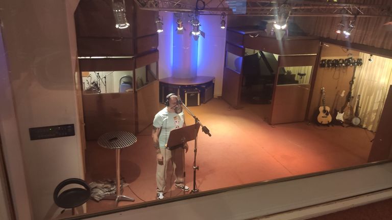 In de studio bij het opnemen van een van Maartens singels (privéfoto). 