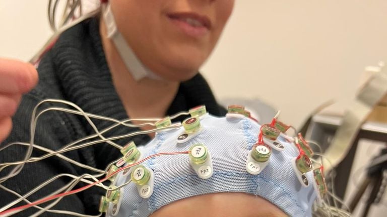 Baby en moeder kregen een kapje op (foto: Tilburg University).