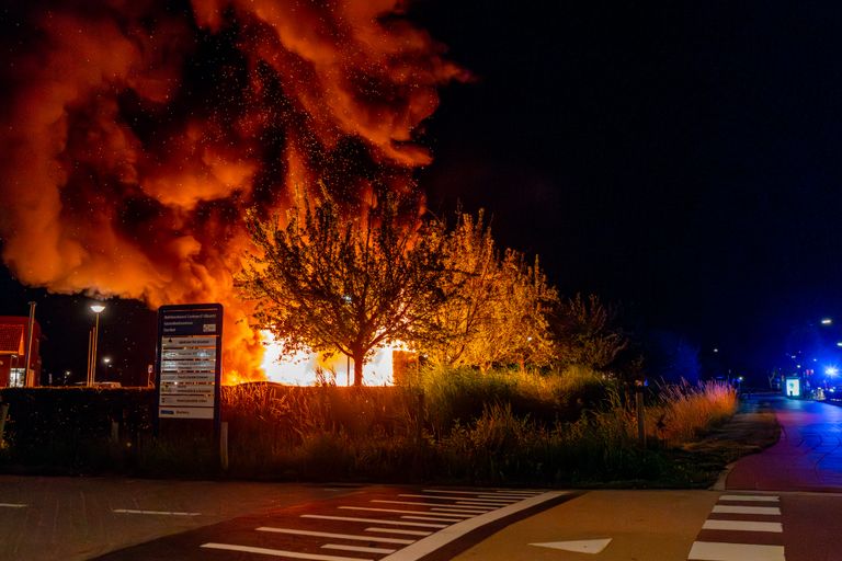 Bij de brand in Wijk en Aalburg kwam veel rook vrij (foto: Jurgen Versteeg/SQ Vision).