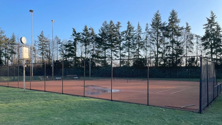 Een van de tennisbanen op het terrein (foto: Rogier van Son).