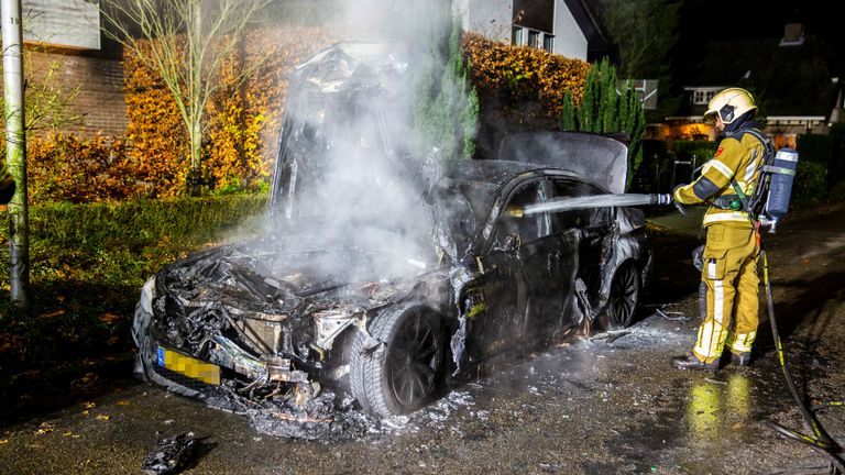 De uitgebrande auto (foto: Christian Traets/SQ Vision Mediaprodukties).