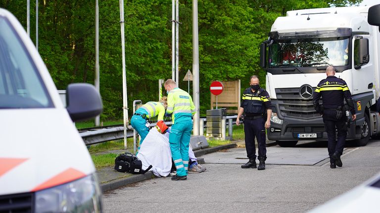 De mannen in de vrachtwagen werden rond kwart over zeven 's ochtends ontdekt (foto: Jeroen Stuve/SQ Vision).