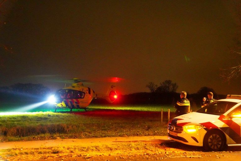 Agenten brachten het personeel van de traumaheli naar de plaats waar de medische situatie was (foto: Bart Meesters).