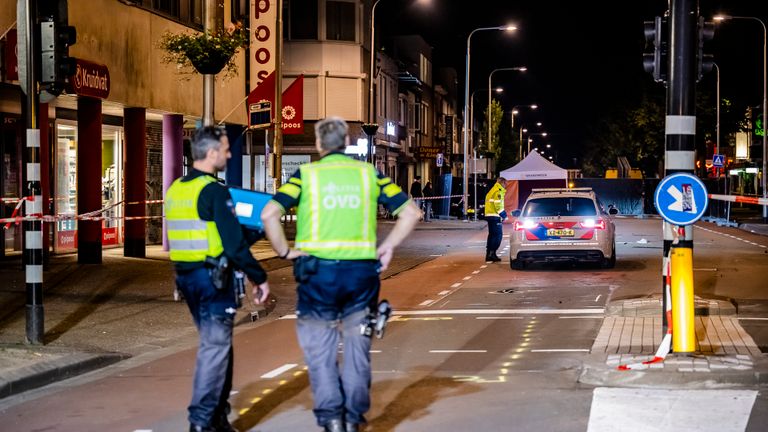 Agenten nemen de situatie in ogenschouw (foto: Jack Brekelmans/SQ Vision Mediaprodukties).