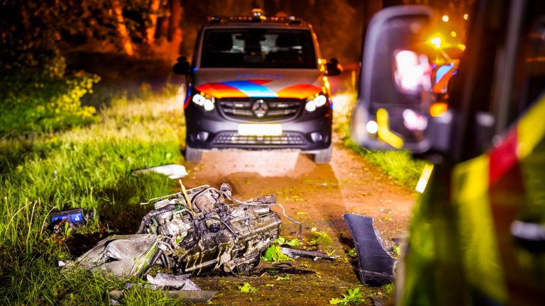 Het motorblok schoot bij de crash uit de bestelbus (foto: SQ Vision).