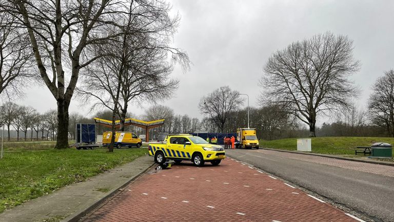 Parkeerplaats Ganzenven bij Schaijk is al uren afgesloten (foto: René van Hoof).