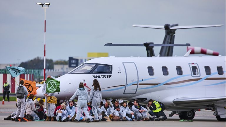 Klimaatactivisten blokkeren privéjets op Schiphol (foto: ANP)