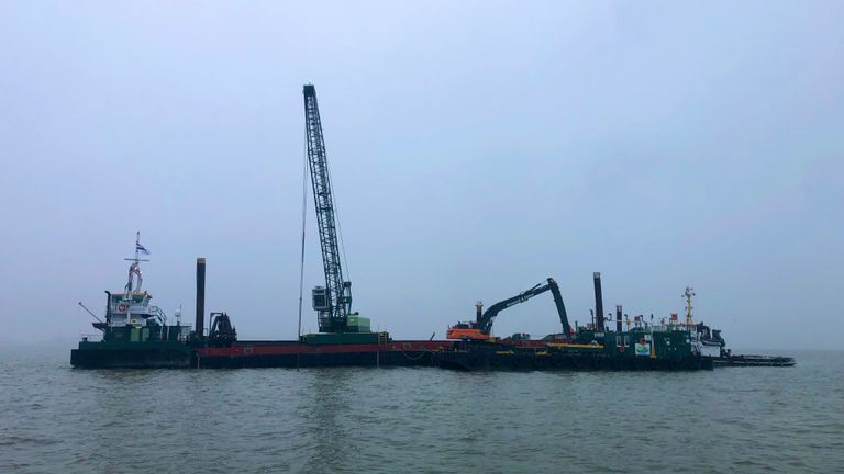 De werkschepen op het Hollands Diep (foto: Raoul Cartens).