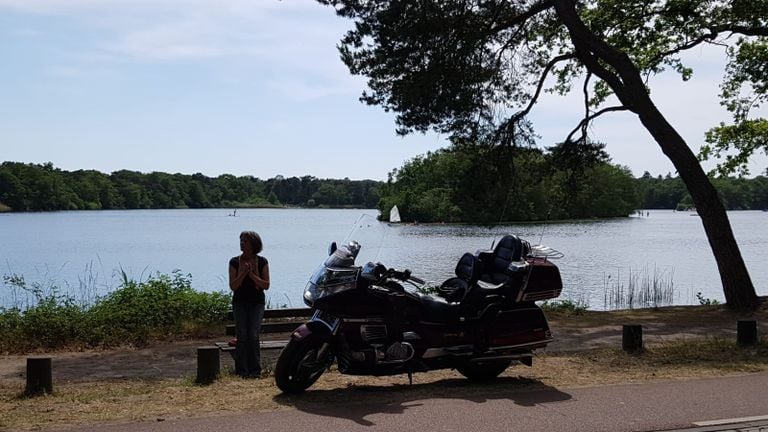 Marco en Anneke reden met de motor rond om te zoeken (Foto: Marco van den Hoek).