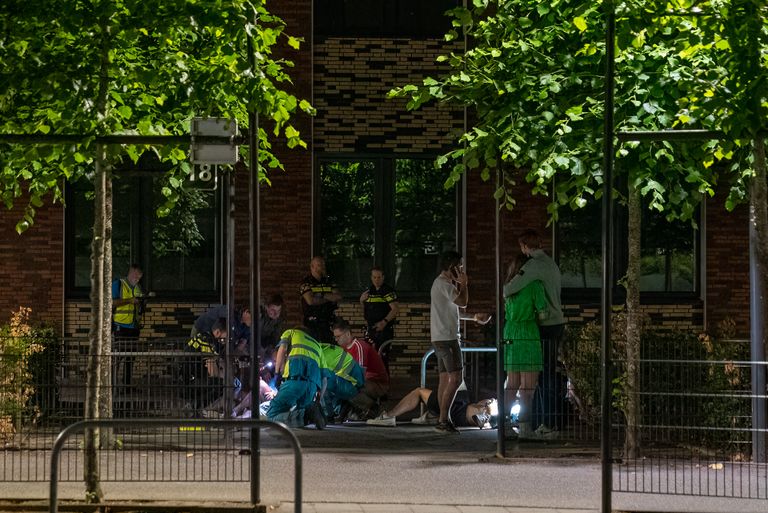 Twee slachtoffers werden op het schoolplein behandeld, een moest naar een ziekenhuis gebracht worden (foto: Iwan van Dun/SQ Vision).