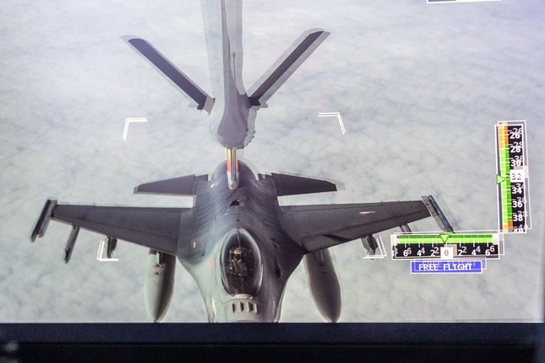 Een boordcamera controleert het bijtanken van een F-16-straaljager. (foto: Koninklijke Luchtmacht)