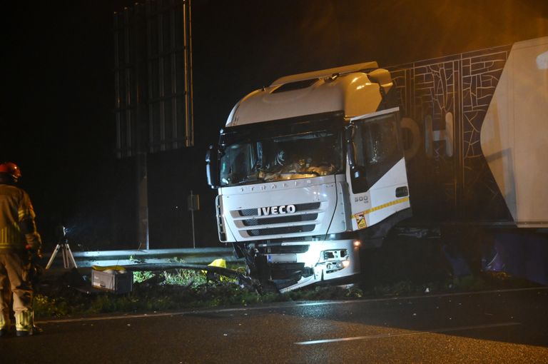 De schade aan de vrachtwagen en de vangrail is aanzienlijk (foto: Perry Roovers/SQ Vision).