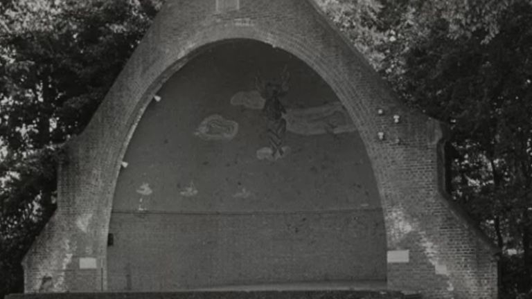 Honderden burgers en paters werden gegijzeld bij de kiosk op het plein. 