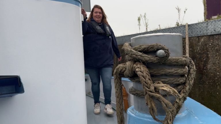 Angelique aan boord van het schip van haar man (foto: Niek de Bruijn).